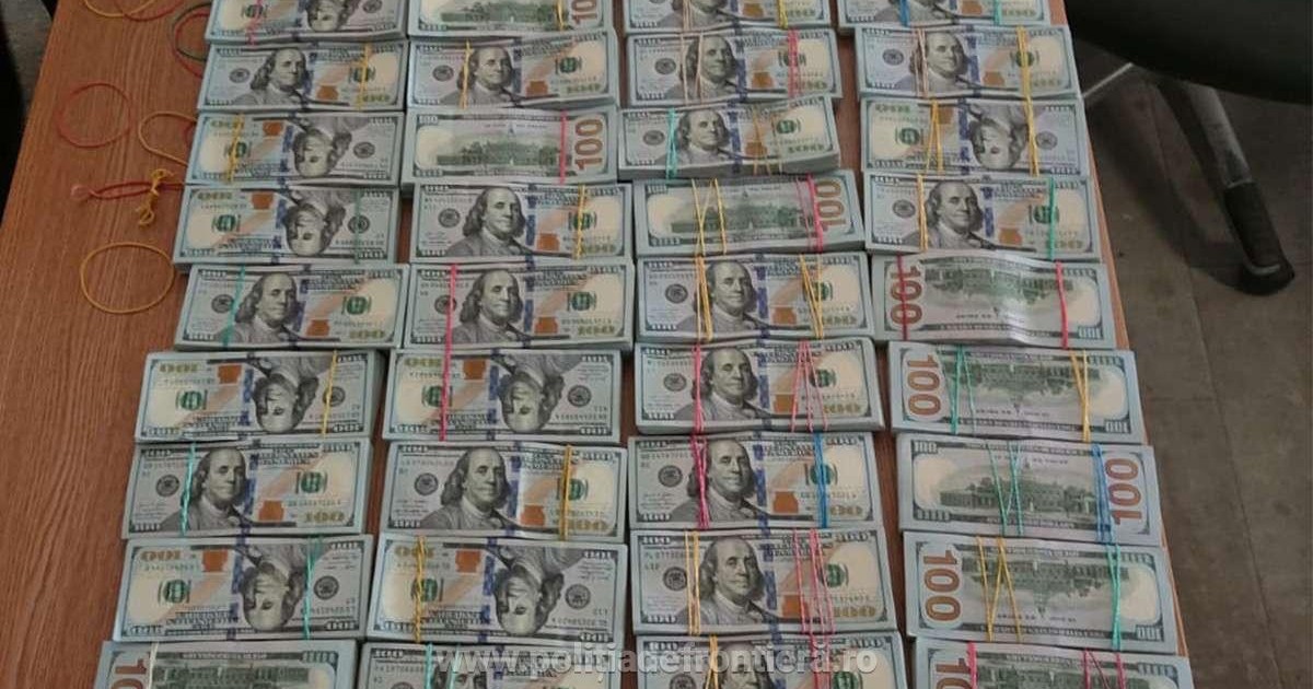 teancuri de bamcnote de 100 de dolari confiscate de la cetateni ucraineni in Vama Siret