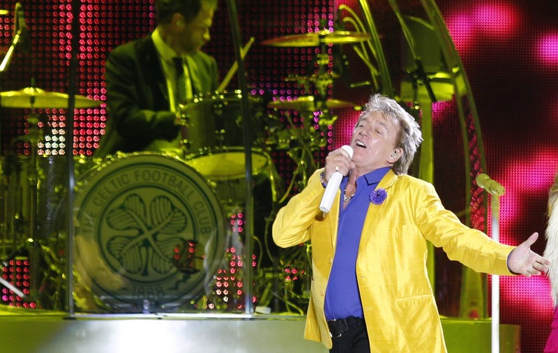 Imagini emoționante cu Rod Stewart, îmbrăcat în galben și albastru, la concertul de la Dublin: „Rhythm of my heart” pentru Ucraina