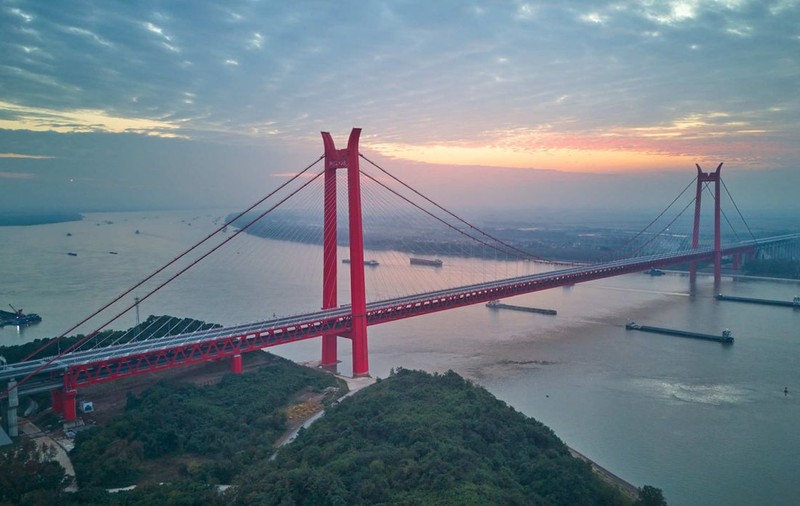 China a construit primul pod suspendat etajat din lume. A costat peste un miliard de dolari și traversează râul Yangtze