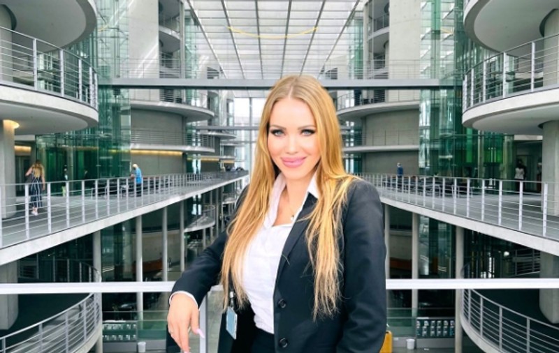 Fosta vedetă de filme pentru adulți pentru care un parlamentar german și-a părăsit soția se retrage din politică