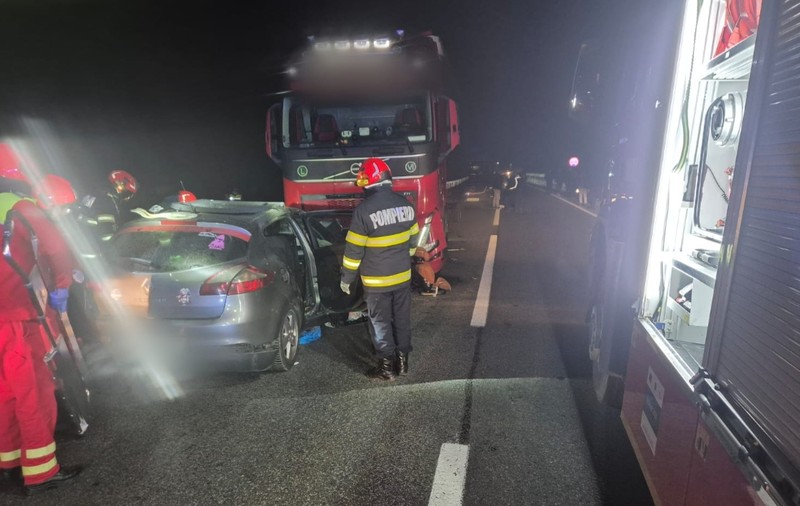 Un tânăr a murit pe șoseaua Cluj-Oradea, după ce a intrat cu mașina într-un TIR de pe contrasens