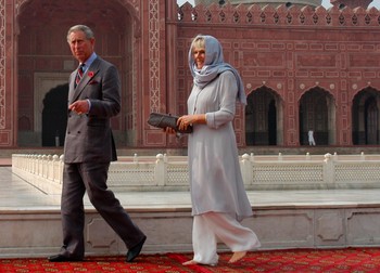 Prințul Charles și soția lui, Camilla, la Badshahi Mosque, noiembrie 2006