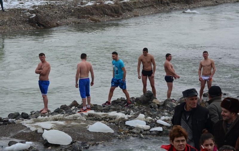 Boboteaza la singurul râu sfânt al ţării. S-au aruncat în apă să prindă crucea | FOTO