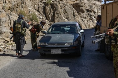 Control al sodaților afgani, la intrarea în Valea Panjshir.