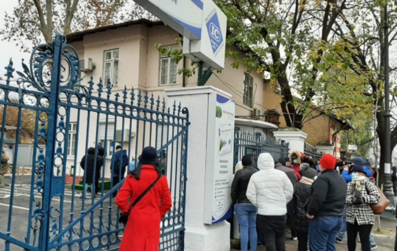Bucureştenii s-au înghesuit la Institutul Cantacuzino pentru a cumpăra noul supliment care stimulează imunitatea