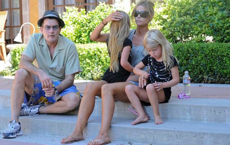 Se împacă? Charlie Sheen și Denise Richards petrec împreună vacanța de iarnă