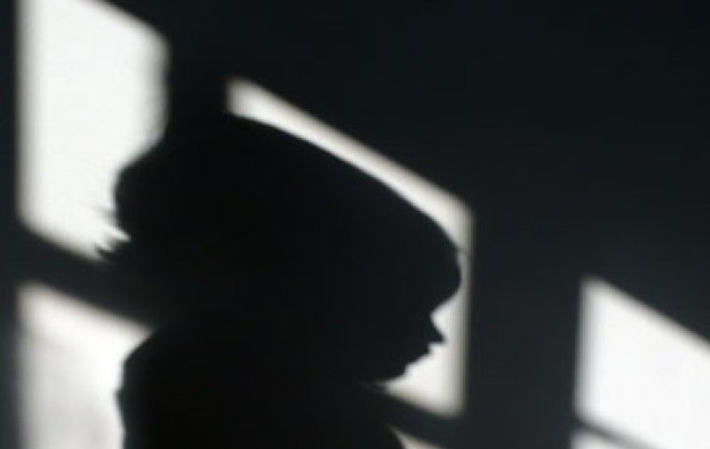 Fetiță de 6 ani pusă să-i facă sex oral unui băiat de 11 ani în timpul jocului ”Adevăr sau provocare”