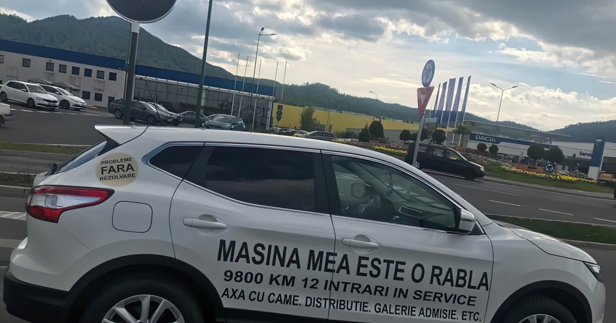 Maria Miloiu și-a inscripționat mașina cu un autocolant pe care scrie că Nissan i-a vândut o rablă.