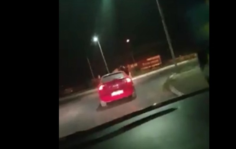 VIDEO | Poliția a oprit mașina în care se aflau mireasa și cei care o furaseră!