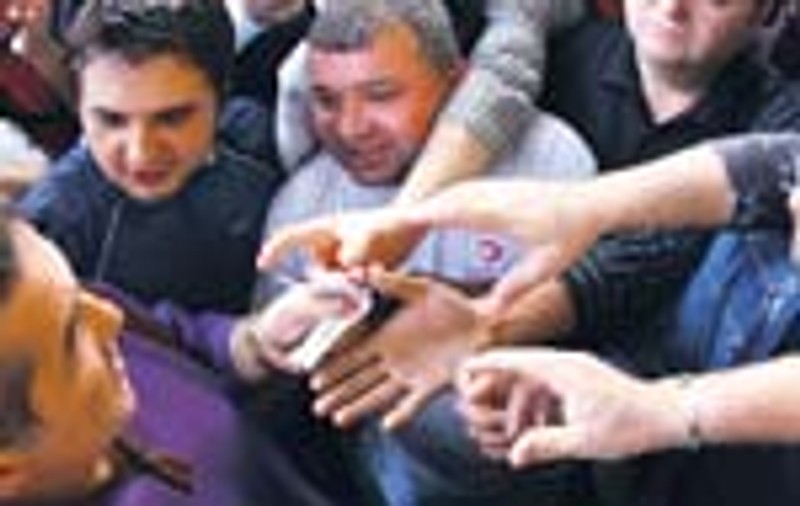 Gigi a impartit zeci de bilete