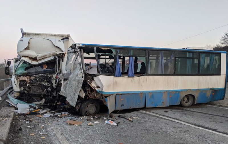 Accident între un autobuz și un camion. O persoană a murit și alte opt au fost rănite