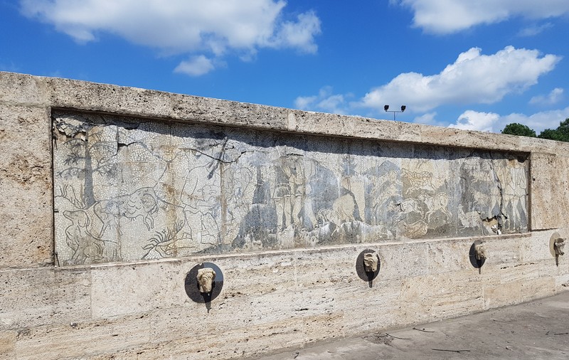 GALERIE FOTO/ Monumentul Fântâna Miorița s-a degradat. Mozaicul original, depreciat de intemperii, timp și nepăsare