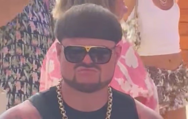 Fenomenul Jack Kay, petrecărețul care face senzație în Ibiza: „Spuneți-mi că aia e o pălărie!” | VIDEO