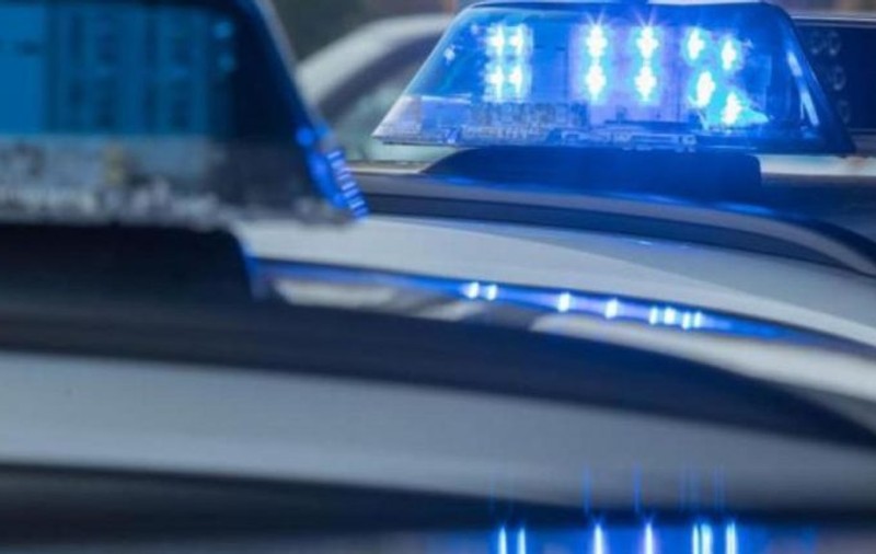 Tânăr de 18 ani din Vrancea, beat și fără permis, urmărit cu focuri de armă, după ce a lovit o mașină de poliție și nu a oprit