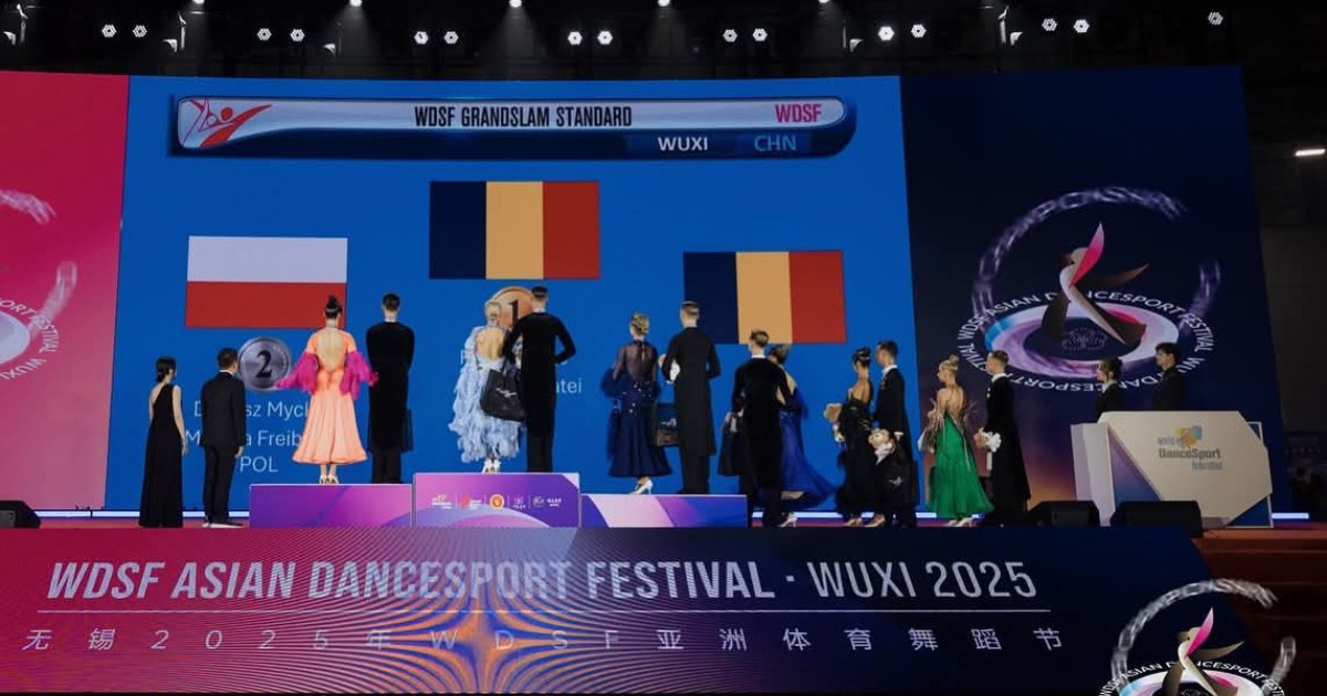 Mai multi sportivi, perechi, așezați pe un podium