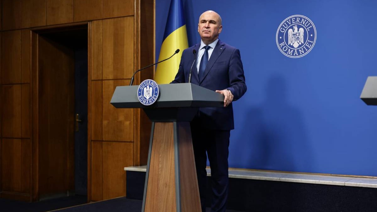 Ilie Bolojan îmbrăcat la costum, în timpul conferinței de presă de la Palatul Victoria