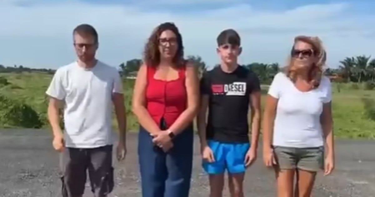În imagine apar patru persoane, trei adulți și un adolescent, aliniate în aer liber, privind spre cameră, într-un cadru folosit pentru transmiterea unui mesaj public. Fotografia surprinde momentul în care aceștia își prezintă scuzele după incidentul provocat de grupul de elevi italieni în transportul public din Bangkok