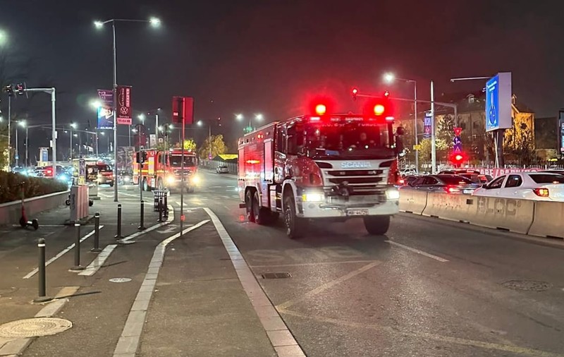 Incendiu la Mall Promenada, în sectorul 2 din București. Se intervine cu 8 autospeciale de stingere