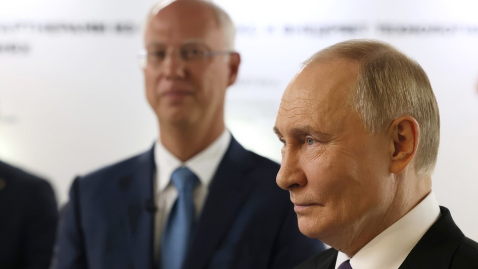 Vladimir Putin (dreapta) și consilierul său pentru cooperare internațională Kirill Dmitriev Sursa foto: Profimedia