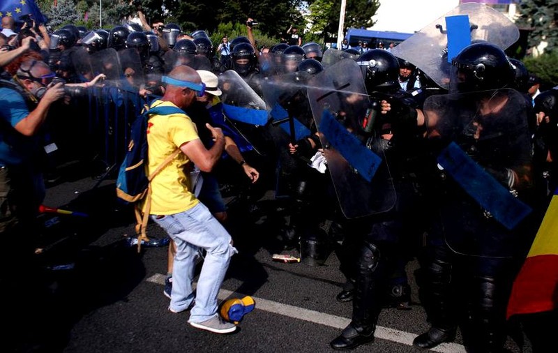 USR București cere explicații Prefecturii despre intervenția jandarmilor în Piața Victoriei