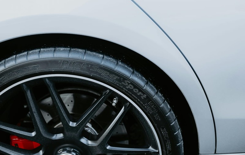 De ce sunt importante anvelopele auto de vară cu aderență ridicată pe carosabil umed?