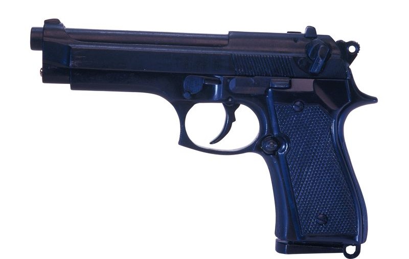 A găsit un pistol în timp ce făcea curăţenie în casă