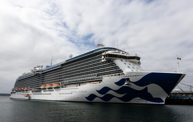 O navă de croazieră cu 800 de cazuri de COVID la bord a acostat la Sydney