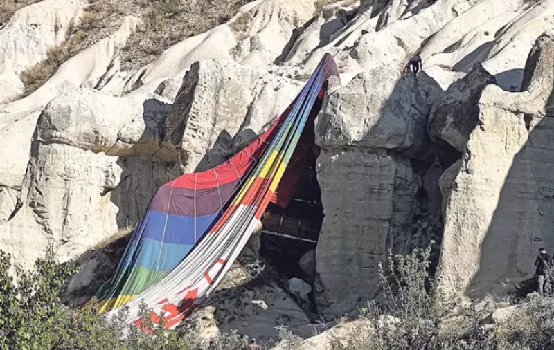 Momentul în care un balon cu aer cald, cu 20 de turiști, a rămas blocat între stâncile din Valea Iubirii din Capadocia | VIDEO