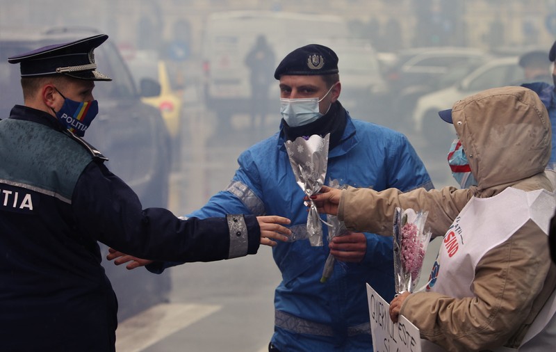 Jandarmii și polițiștii au primit flori de 1 martie chiar de la protestatarele din fața Ministerului Muncii