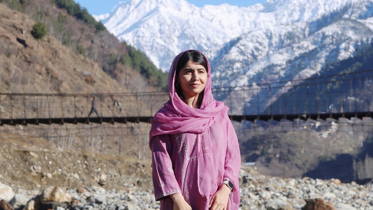 Malala Yousafzai, laureată a Premiului Nobel pentru Pace și activistă pentru educație, pozezând în timpul unei vizite în satul ei natal din Shangla.