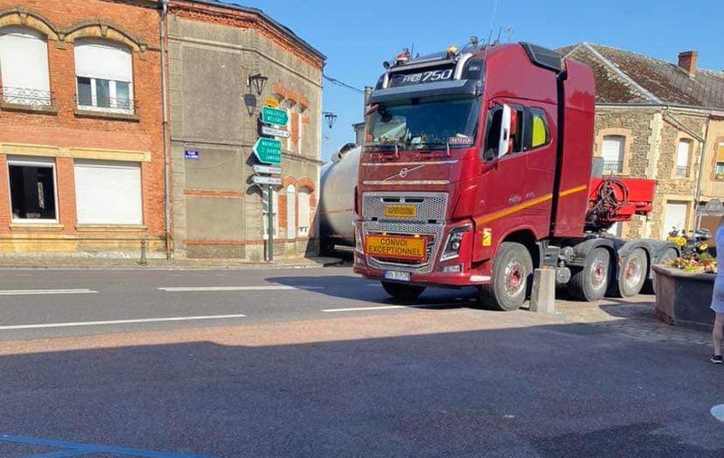 Un șofer român a blocat un sat din Franța, cu camionul convoi excepțional. Ca să treacă el, a fost demolată fântâna din centru