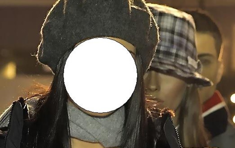 Aveţi idee cine e prezentatoarea care râdea ştrengăreşte pe catwalk în urmă cu ani buni?