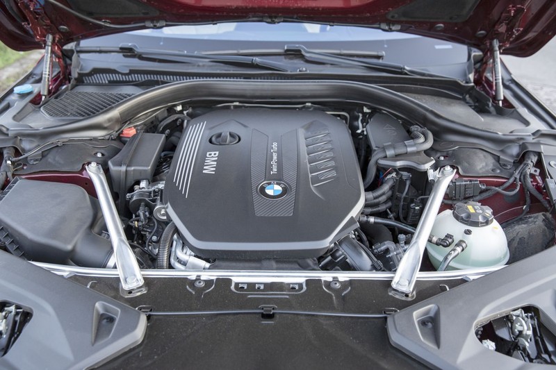 Cum arata BMW seria 8 cu reducere de 34 de mii de euro de emag de Black Friday - motorul masinii