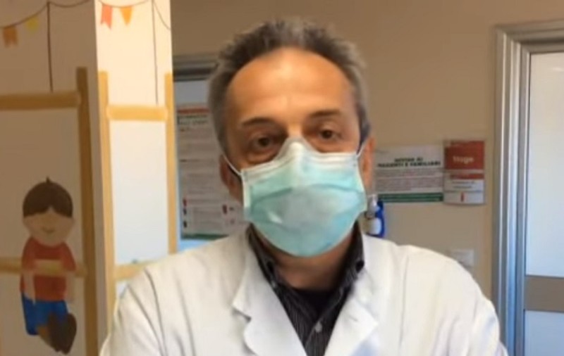 Apelul unui medic cunoscut: „Țineți copiii acasă! Dacă se infectează, devin un vehicul de transmisie pentru părinți și bunici”