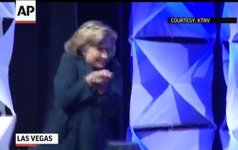 HILLARY CLINTON, ATACATĂ CU UN PANTOF la o CONFERINŢĂ! VIDEO