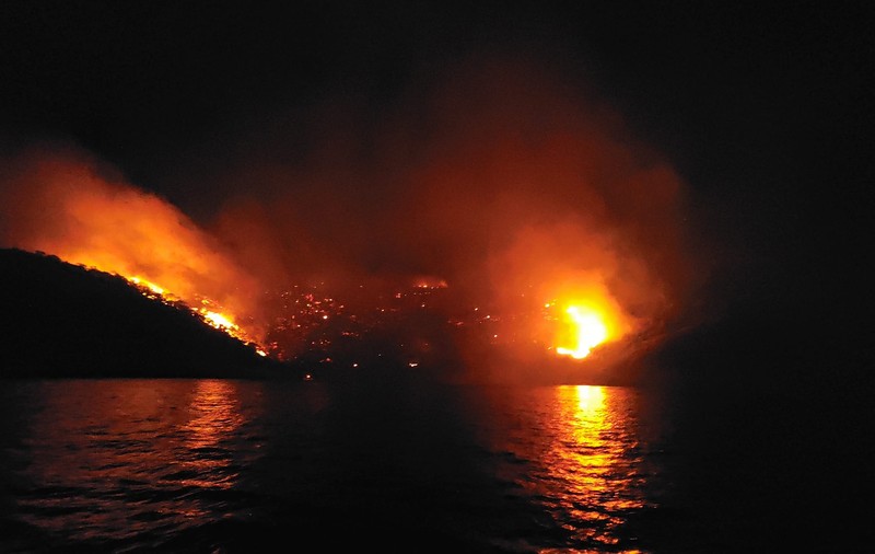 Scandal în Grecia, după ce singura pădure de pini de pe insula Hydra a luat foc, după un spectacol de artificii de pe un iaht: „E revoltător”