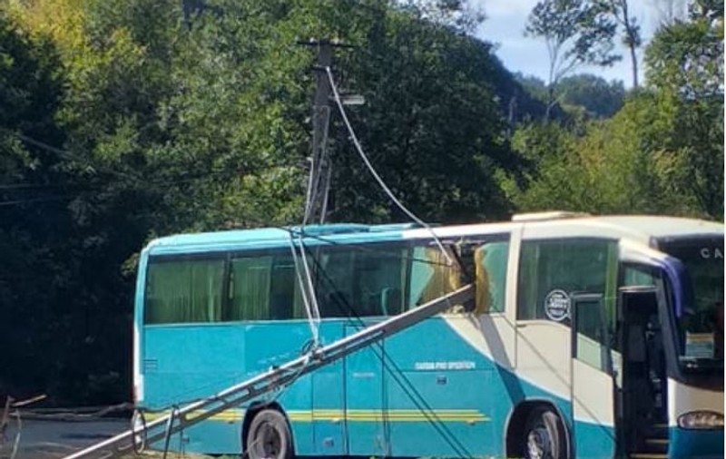 Un stâlp a căzut peste un autocar plin cu elevi care făceau naveta spre Baia Mare. Șoferul a agățat cablurile de telefonie fixă dintr-o localitate maramureșeană
