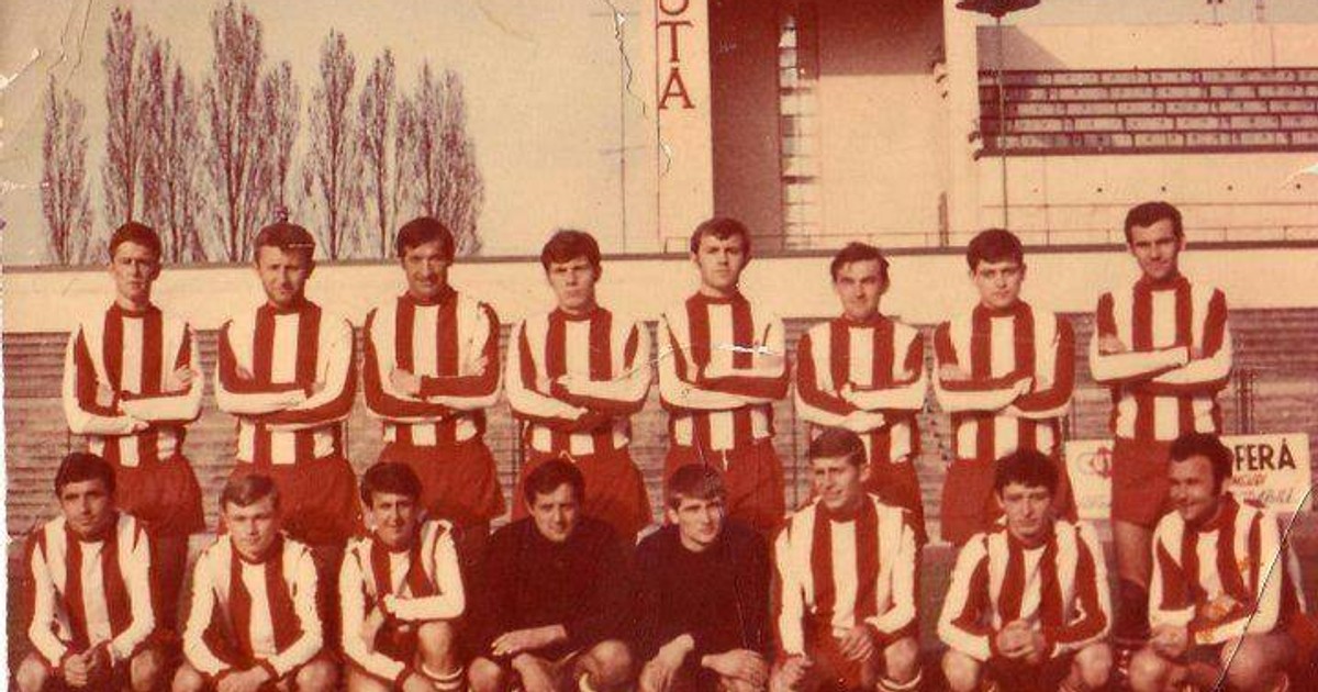 Florian Dumitrescu, în echipa celor de la UTA, al doilea din dreapta, pe rândul de jos. Primul din dreapta e Otto Dembrovschi