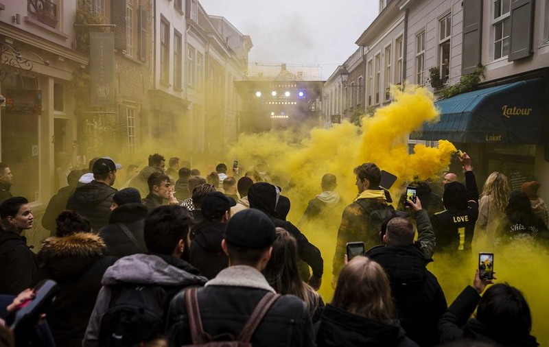Zeci de persoane, arestate după protestele violente din Olanda, în timpul cărora cinci polițiști au fost răniți