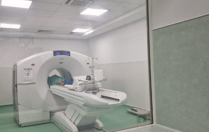 Pacienții români nu mai sunt trimiși în străinătate pentru PET-CT PSMA, investigația care „vânează” celulele tumorale. Tehnologie disponibilă într-un spital de stat gratuit