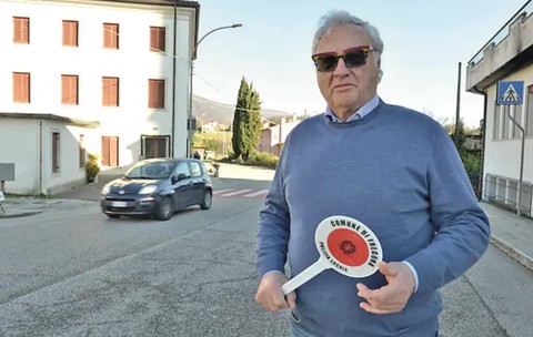 Primarul unei comune din Italia dirijează circulația, după ce singurul polițist din localitate a demisionat. Sursă foto: La Tribuna di Treviso.