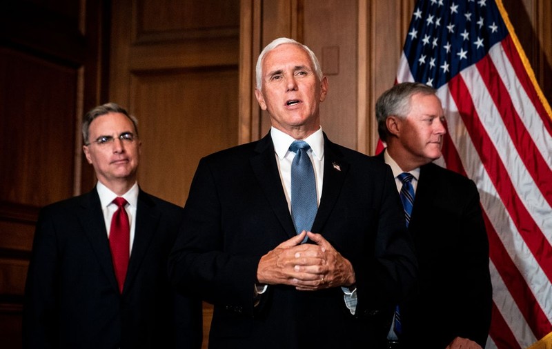 Vicepreședintele american Mike Pence nu are COVID. Poate prelua atribuțiile lui Trump, dacă starea acestuia se înrăutățește