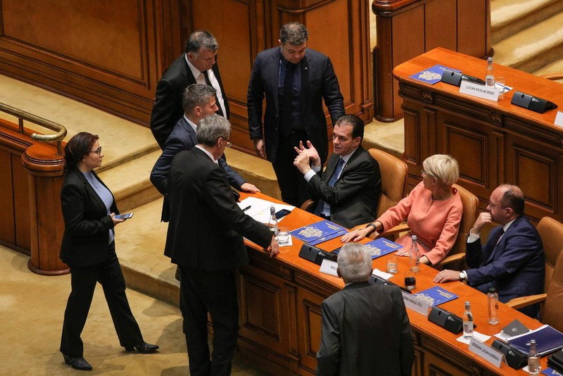 Ludovic Orban, alături de câţiva dintre miniştrii săi
