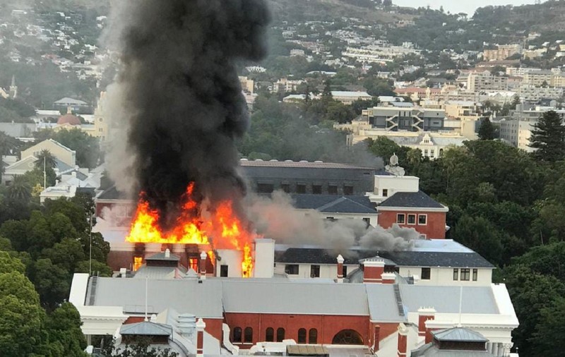 VIDEO | Clădirea Parlamentului din Cape Town, distrusă parțial de un incendiu