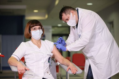 Asistenta Alicja Jakubowska, prima care a primit vaccinul în Polonia FOTO: EPA