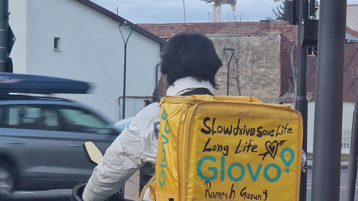 Un nepalez care livrează mâncare în Cluj a scris pe geantă un mesaj pentru șoferi