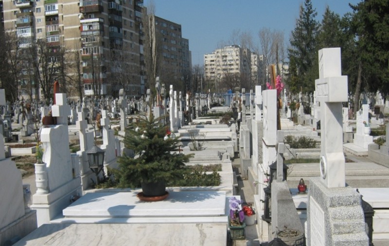 Bradul de Crăciun e încă pe mormântul bătrânului Oprescu