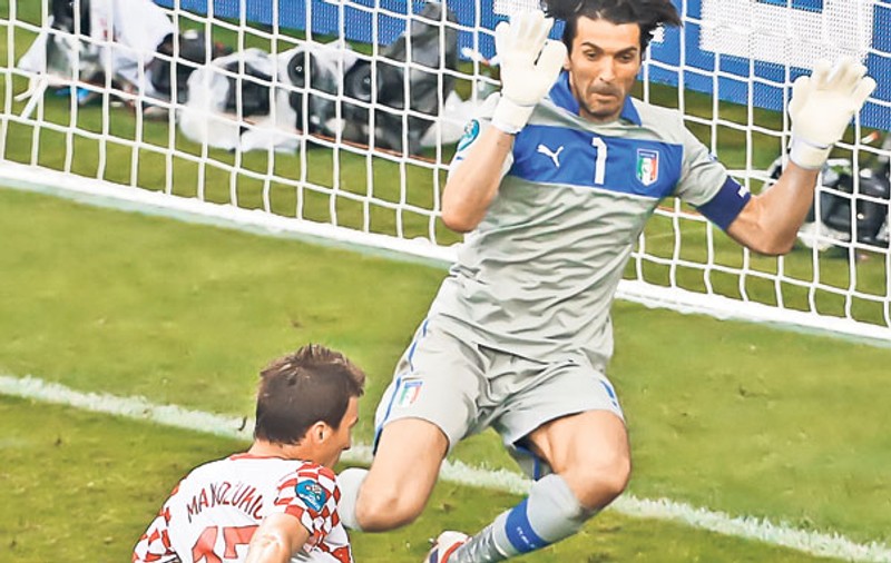 Pericol de infarct | Gianluigi Buffon, portarul Italiei, a explicat de ce speră să evite loviturile de departajare în faţa Angliei