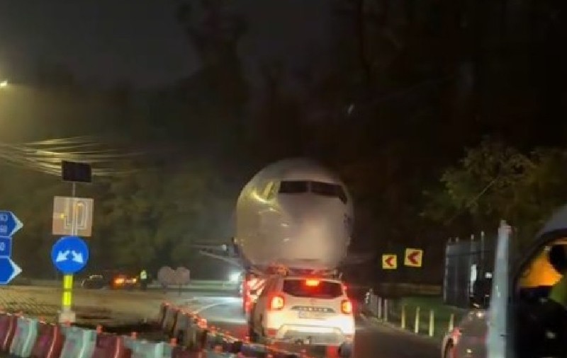 Avion, transportat pe șosea la Brașov, pentru a fi transformat în hotel