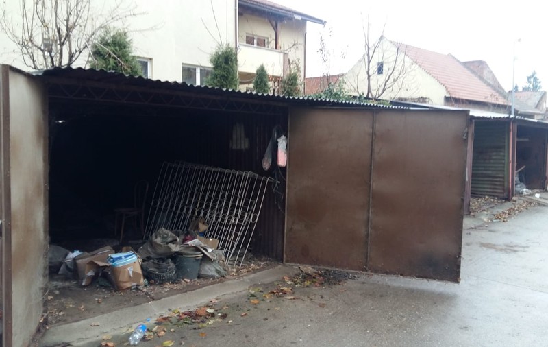 Focare de infecție între blocurile unui mare oraș din România! Oamenii au transformat garajele în depozite de murături, grătare și vechituri; primăria le demolează